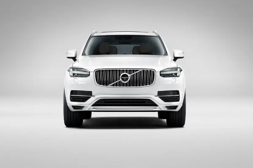 کابین لوکس و جادار ولوو XC90 B5 با نمایشگر گوگل و صندلی‌های راحتی